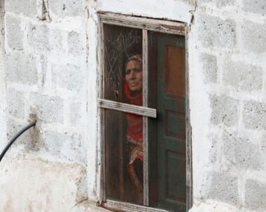 Γυναίκα κοιτά από το παράθυρο το Κασμίρ που «φλέγεται»