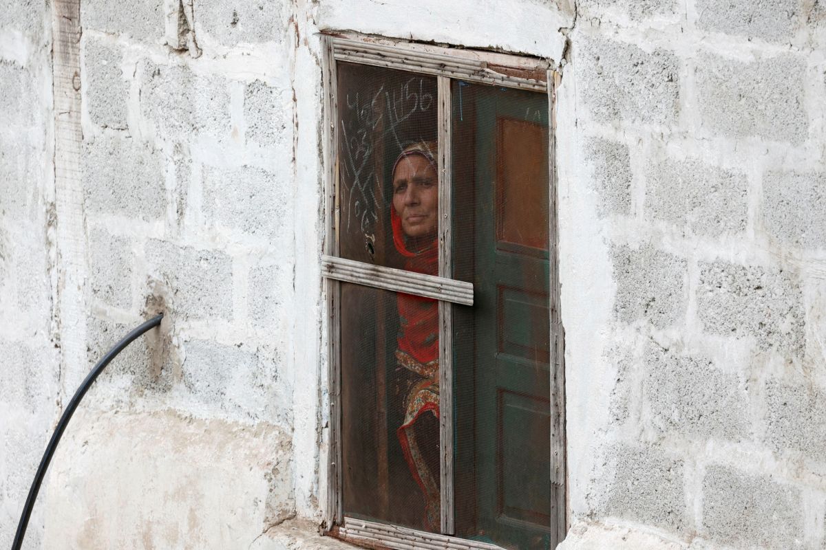 Γυναίκα κοιτά από το παράθυρο το Κασμίρ που «φλέγεται»