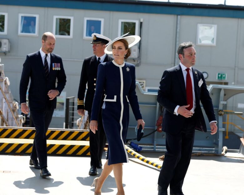 Η Κέιτ Μίντλετον με navy look εγκαινίασε πολεμικό πλοίο – Το «βάφτισε» σπάζοντας ένα μπουκάλι σκωτσέζικου ουίσκι