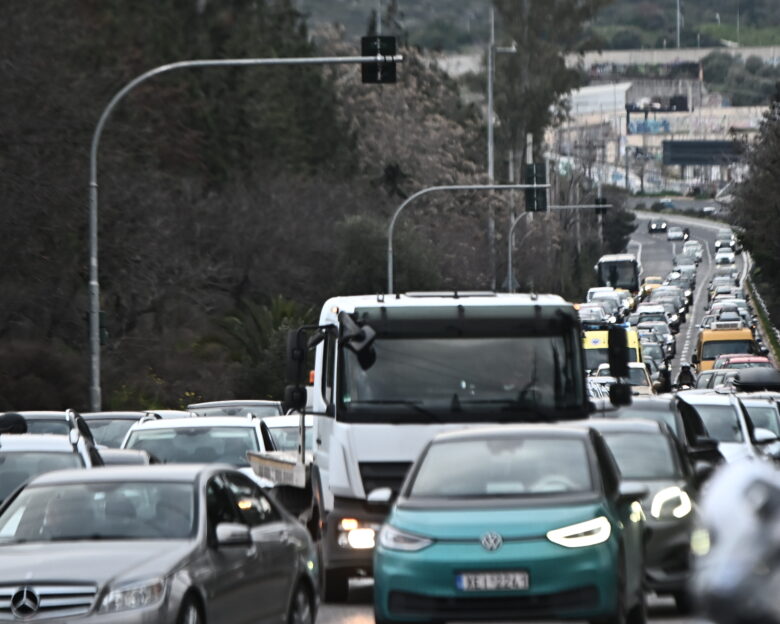 Σύγκρουση 3 αυτοκινήτων στην Κατεχάκη, στο ρεύμα προς Μεσογείων – Αυξημένη κίνηση