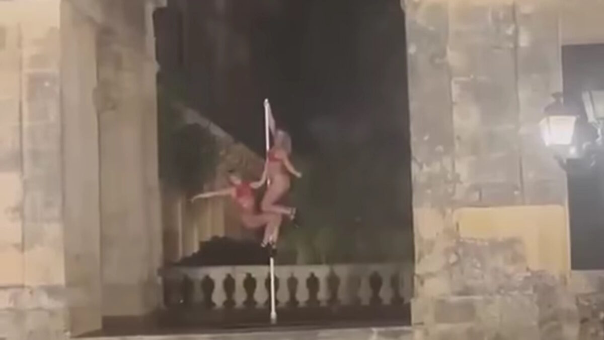 Pole dancing στα παλιά Ανάκτορα της Κέρκυρας