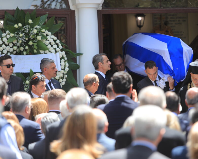 Πέτρος Μολυβιάτης: Τυλιγμένο με την ελληνική σημαία το φέρετρό του – Καραμανλής και Σαμαράς στο τελευταίο «αντίο»