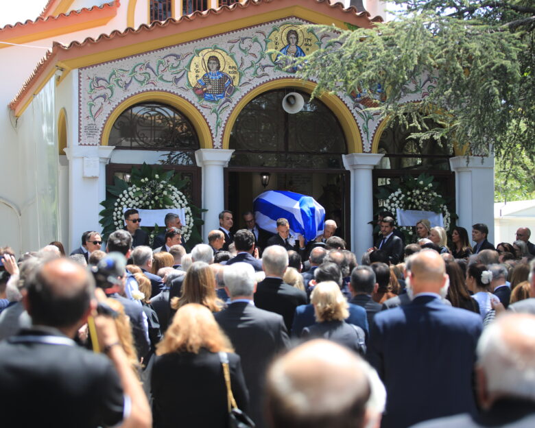Πέτρος Μολυβιάτης: Τυλιγμένο με την ελληνική σημαία το φέρετρό του – Καραμανλής και Σαμαράς στο τελευταίο «αντίο»