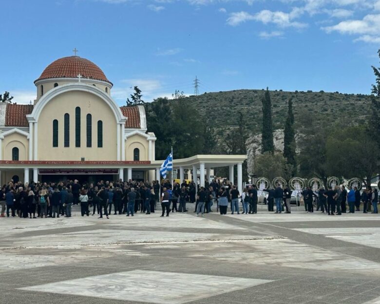Θρήνος στην κηδεία του 43χρονου που βρέθηκε απαγχονισμένος στο Κερατσίνι – Υποβασταζόμενη η γυναίκα και ο αδερφός του