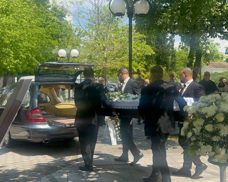 Λάρισα: Το τελευταίο αντίο στην 52χρονη που δολοφονήθηκε από τον γιο της – «Θέλω να τον ρωτήσω γιατί το έκανε» λέει ο παππούς του