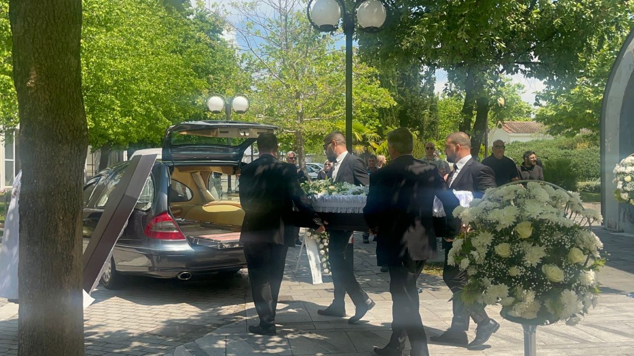 Το φέρετρο της 52χρονης που δολοφονήθηκε από τον γιο της στη Λάρισα