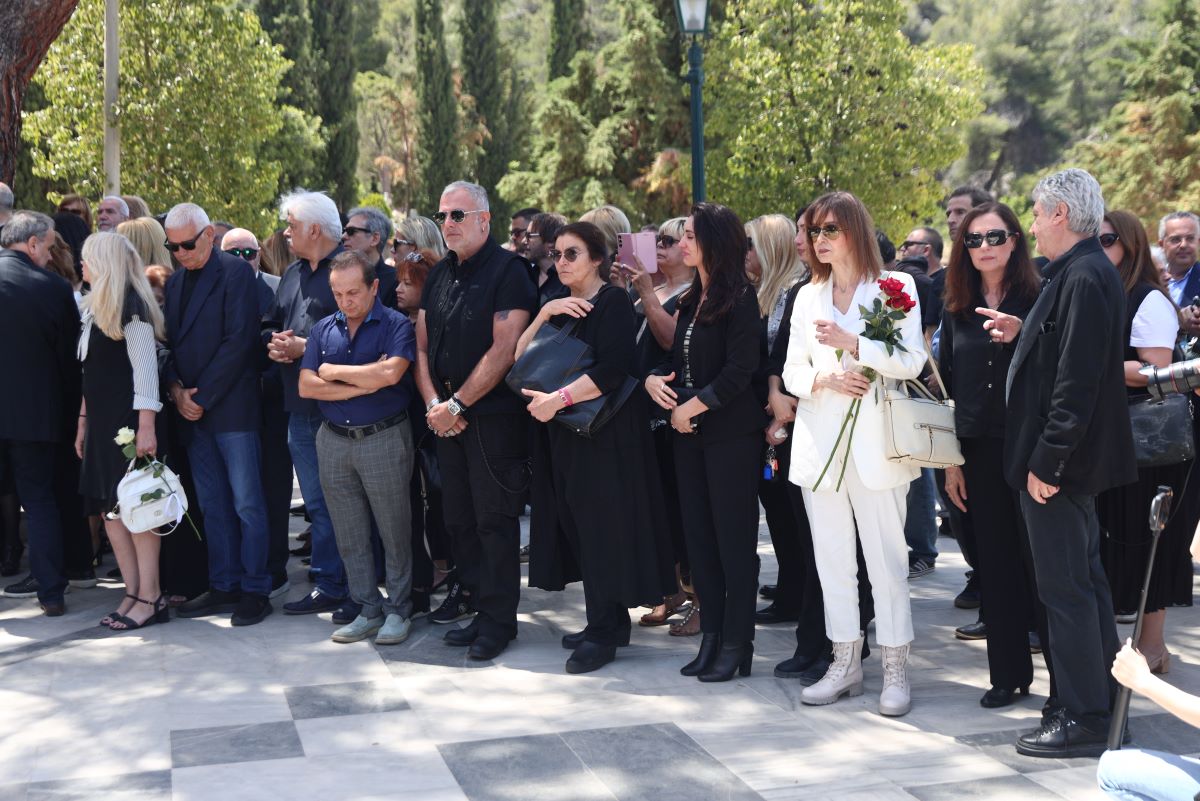 Πολλοί ηθοποιοί και φίλοι του Νίκου Γαλανού έδωσαν το παρών στην κηδεία του