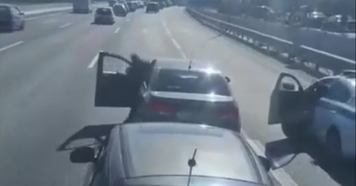Guide stops his car in the middle of Kifissos for incredible reason – Watch video