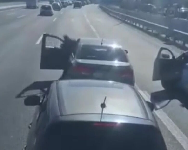 Οδηγός σταματά το αυτοκίνητό του στη μέση του Κηφισού για απίστευτο λόγο – Βίντεο