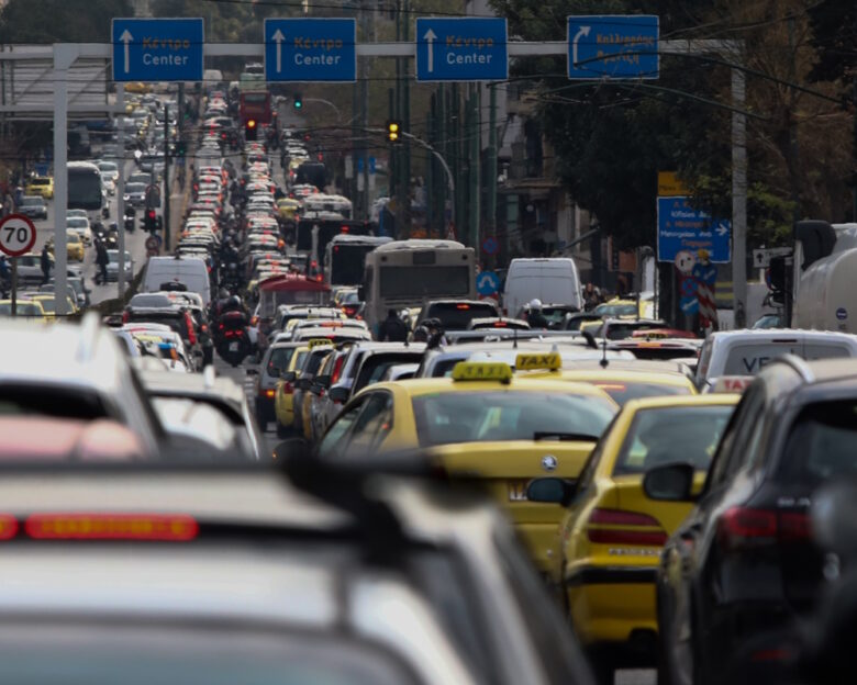 Κίνηση στους δρόμους: Ατελείωτο parking Κηφισός και Κηφισίας – Καθυστερήσεις σε Αττική Οδό και Αθηνών