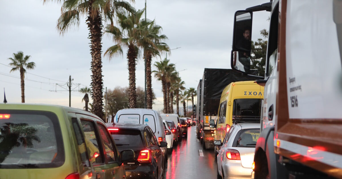 Κίνηση στους δρόμους: Ακινητοποιημένα τα αυτοκίνητα σε Κηφισό, Κηφισίας και Αττική Οδό – Στο «κόκκινο» και η Μεσογείων