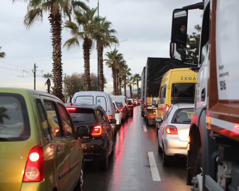 Κίνηση στους δρόμους: Ακινητοποιημένα τα αυτοκίνητα σε Κηφισό, Κηφισίας και Αττική Οδό – Στο «κόκκινο» και η Μεσογείων