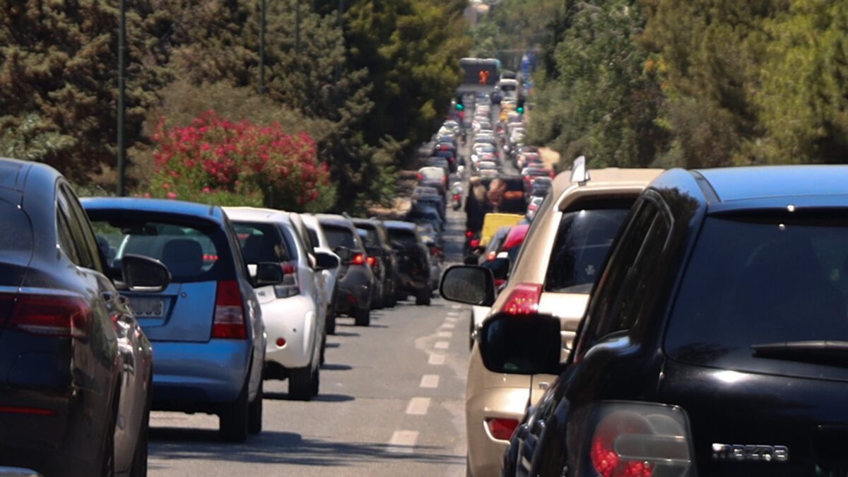 Αυτοκίνητα στη Λ. Ποσειδώνος