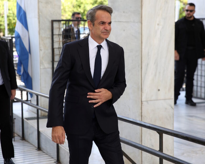 Κηδεία Χρήστου Ροκόφυλλου: Σε κλίμα συγκίνησης το τελευταίο αντίο στον πρώην υπουργό του ΠΑΣΟΚ – Ο Κυριάκος Μητσοτάκης έδωσε το «παρών»