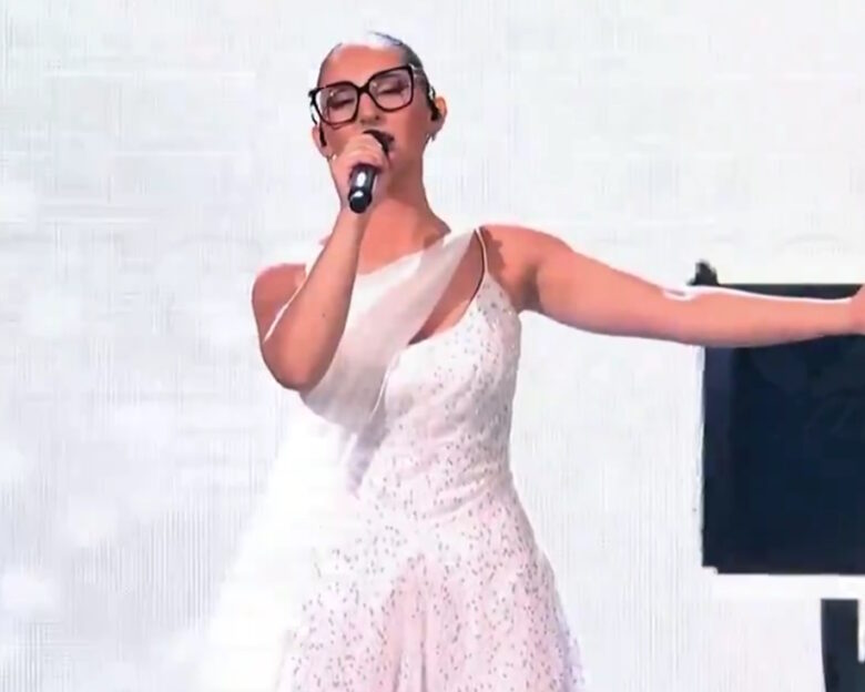 Eurovision 2025: Η Klavdia μάγεψε στην πρόβα – Βίντεο από την εντυπωσιακή αλλαγή του φορέματος που έκλεψε την παράσταση