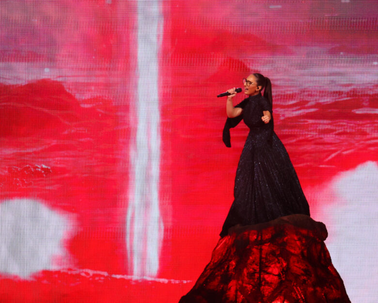 Eurovision 2025: Η Klavdia μάγεψε στην πρόβα – Βίντεο από την εντυπωσιακή αλλαγή του φορέματος που έκλεψε την παράσταση