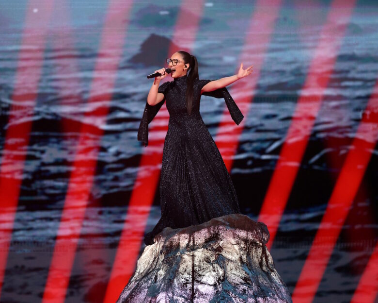 Eurovision 2025: Μία άλλη Klavdia στο τέλος της «Αστερομάτας» – Η στιλιστική ανατροπή με το μαύρο φόρεμα που γίνεται λευκό