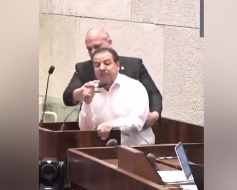 Ισραήλ: Έβγαλαν «σηκωτό» από τη βουλή Αραβοϊσραηλινό βουλευτή που καταδίκαζε την επίθεση στη Γάζα