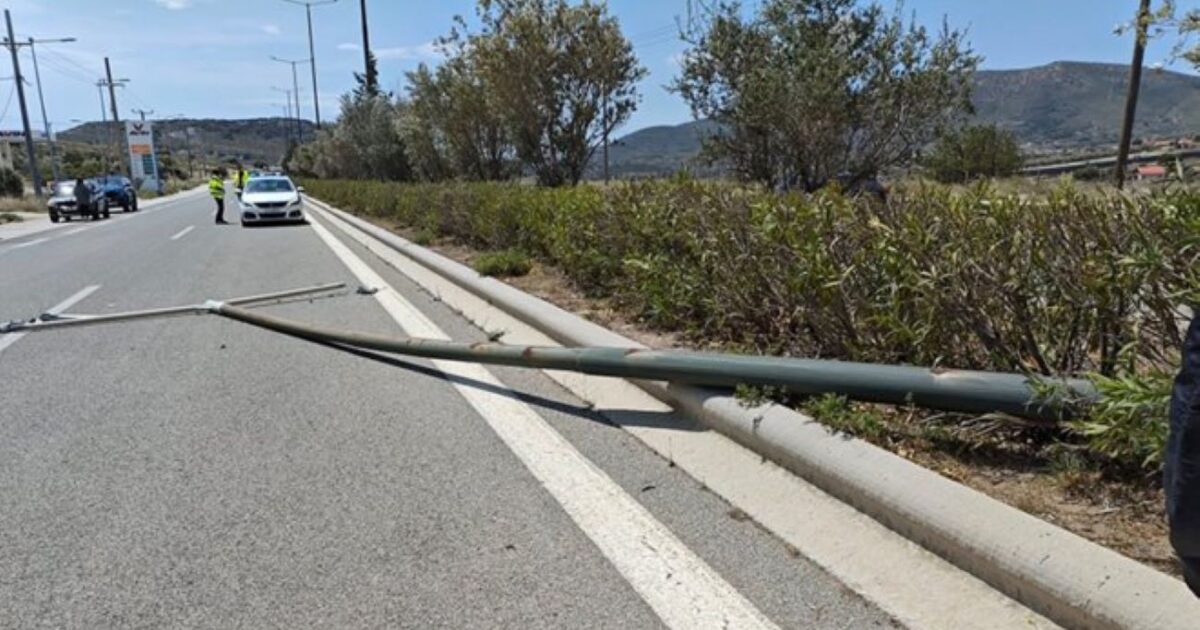 Κερατέα: Σάπια κολώνα έπεσε στη Λεωφόρο Λαυρίου
