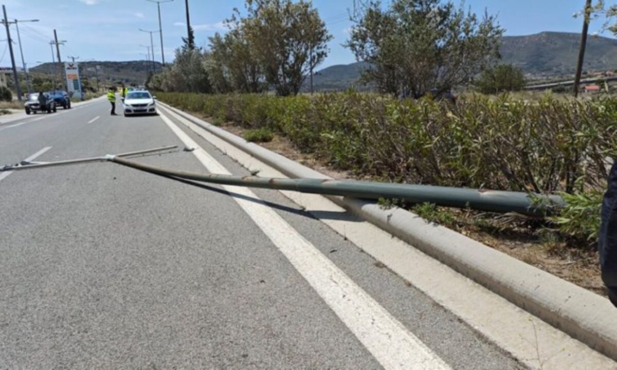 Η κολώνα πεσμένη στο οδόστρωμα