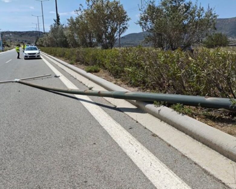 Κερατέα: Σάπια κολώνα έπεσε στη Λεωφόρο Λαυρίου