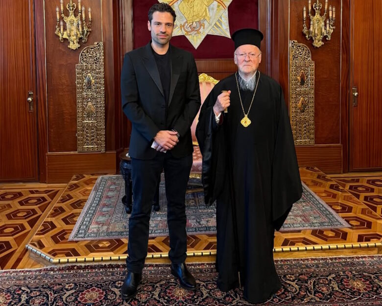 Ο Κωνσταντίνος Αργυρός συνάντησε τον Οικουμενικό Πατριάρχη Βαρθολομαίο – Οι αποκαλύψεις του καλλιτέχνη για την επίσκεψή του στην Κωνσταντινούπολη