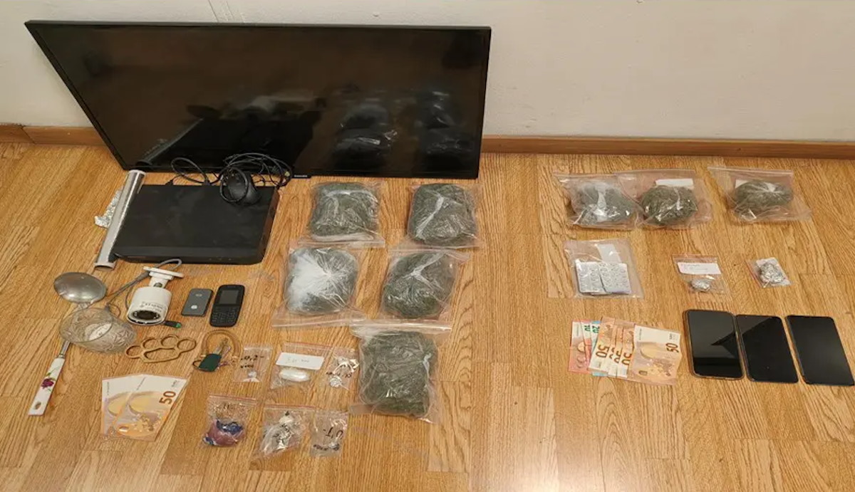 Ναρκωτικές ουσίες και αντικείμενα που κατασχέθηκαν