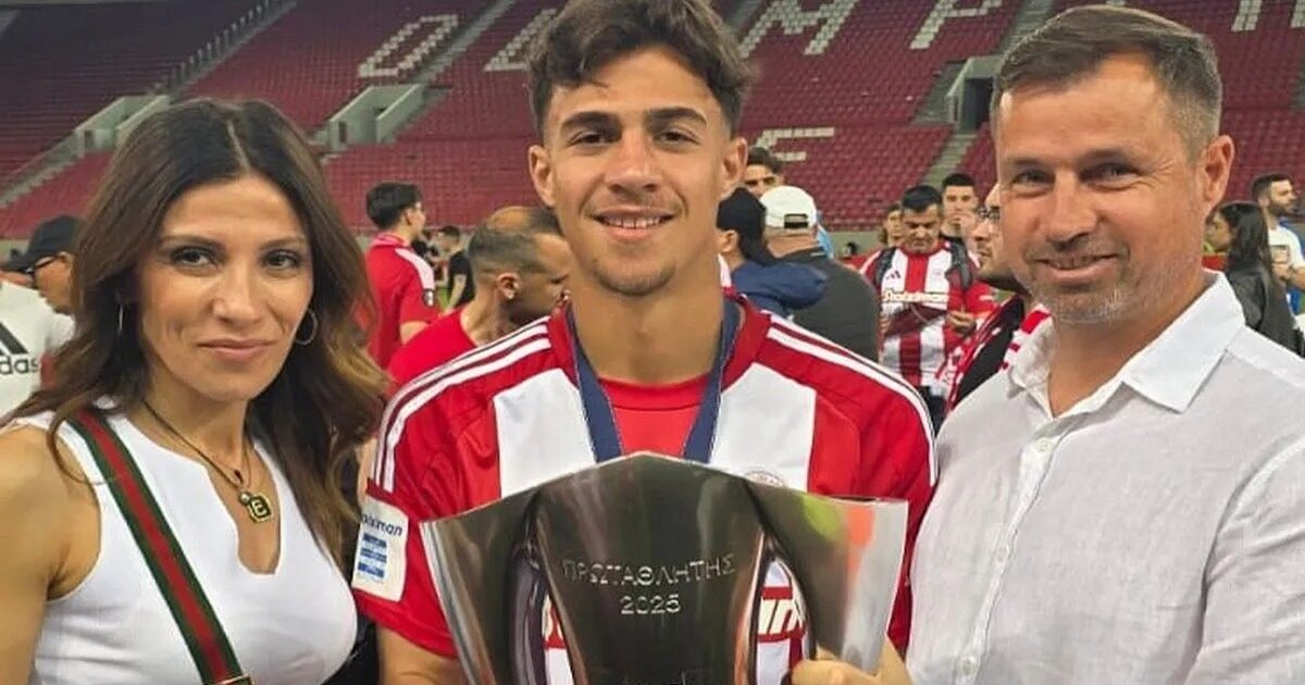 Babis Kostoulas: The photo with his parents and the champion’s mug