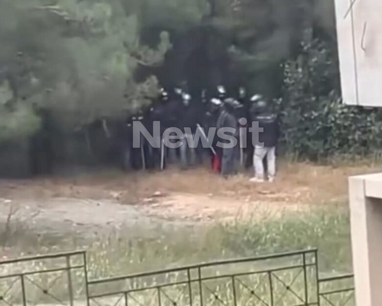 Ένταση στην Πολυτεχνειούπολη μετά από επίθεση 15 κουκουλοφόρων – Μία τραυματίας