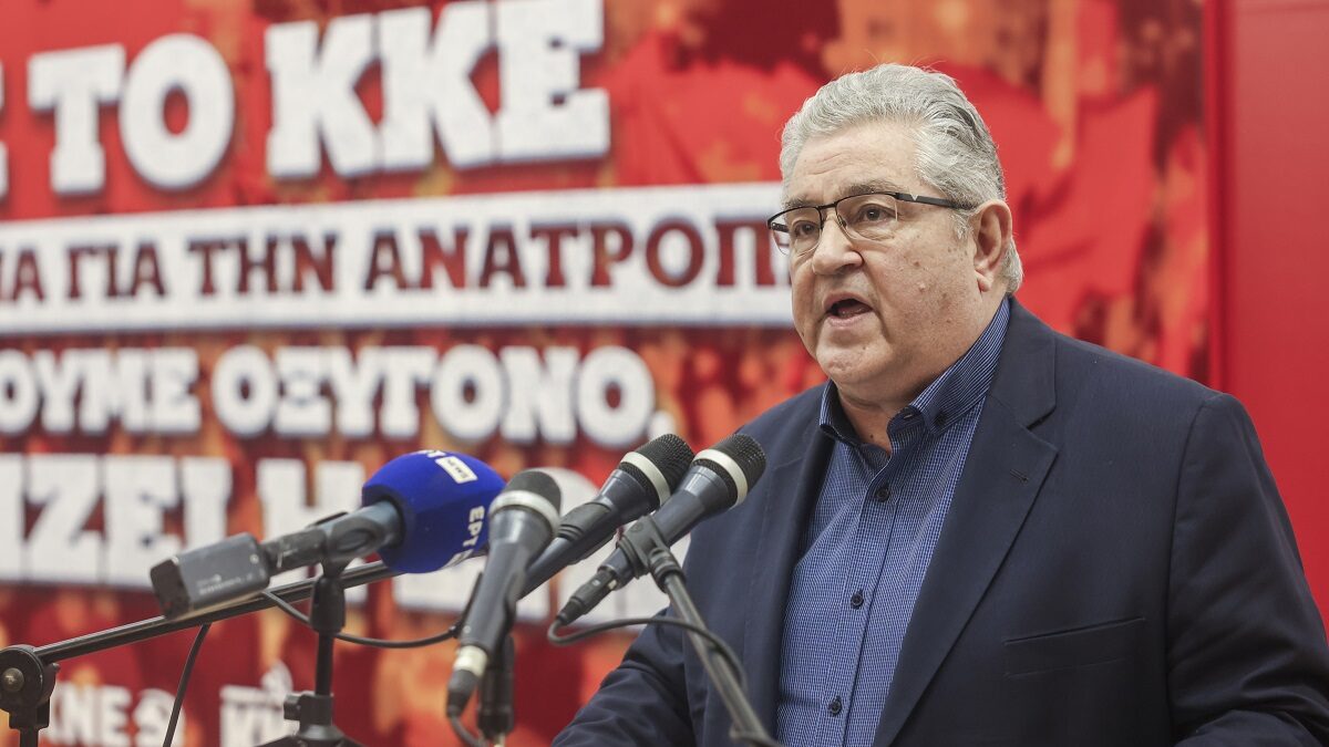 Ομιλία του ΓΓ της ΚΕ του ΚΚΕ Δημήτρη Κουτσούμπα στο Αριστοτέλειο Πανεπιστήμιο Θεσσαλονίκης (ΑΠΘ), σε εκδήλωση που διοργάνωσαν η Τομεακή Επιτροπή Πανεπιστημίων Θεσσαλονίκης του ΚΚΕ και η Περιφερειακή Οργάνωση ΑΕΙ Θεσσαλονίκης της ΚΝΕ με τίτλο "Με το ΚΚΕ στον αγώνα για την ανατροπή, παίρνουμε οξυγόνο, κερδίζει η ζωή!", Πέμπτη 27 Μαρτίου 2025. 
(ΒΑΣΙΛΗΣ ΒΕΡΒΕΡΙΔΗΣ