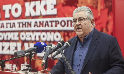 Ομιλία του ΓΓ της ΚΕ του ΚΚΕ Δημήτρη Κουτσούμπα στο Αριστοτέλειο Πανεπιστήμιο Θεσσαλονίκης (ΑΠΘ), σε εκδήλωση που διοργάνωσαν η Τομεακή Επιτροπή Πανεπιστημίων Θεσσαλονίκης του ΚΚΕ και η Περιφερειακή Οργάνωση ΑΕΙ Θεσσαλονίκης της ΚΝΕ με τίτλο "Με το ΚΚΕ στον αγώνα για την ανατροπή, παίρνουμε οξυγόνο, κερδίζει η ζωή!", Πέμπτη 27 Μαρτίου 2025. 
(ΒΑΣΙΛΗΣ ΒΕΡΒΕΡΙΔΗΣ