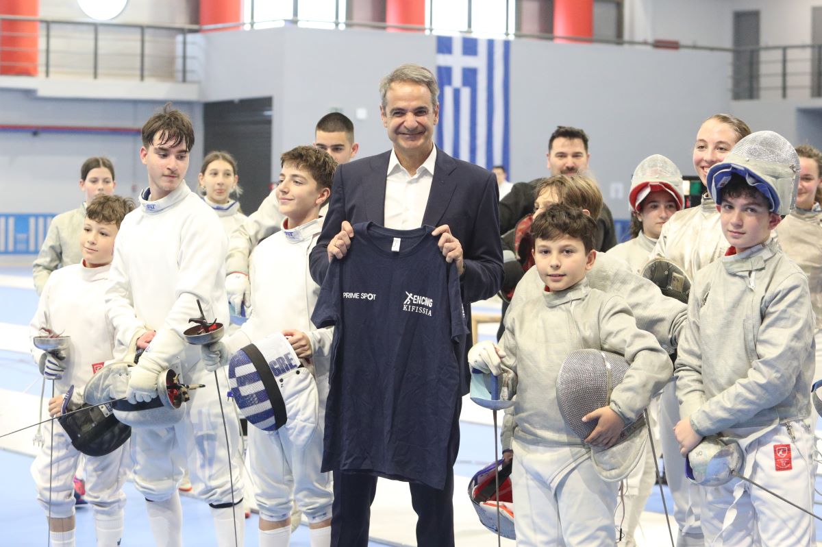 Ο Κυριάκος Μητσοτάκης με μικρούς αθλητές της ξιφασκίας