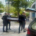 Το φέρετρο της 52χρονης που δολοφονήθηκε από τον 21χρονο γιο της στη Λάρισα