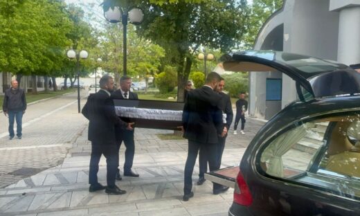 Το φέρετρο της 52χρονης που δολοφονήθηκε από τον 21χρονο γιο της στη Λάρισα