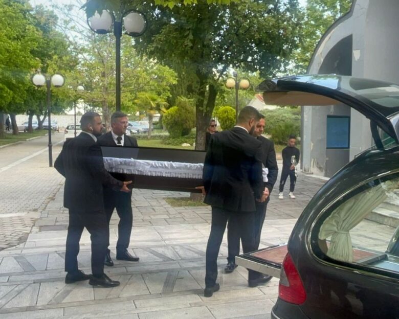 Λάρισα: Το τελευταίο αντίο στην 52χρονη που δολοφονήθηκε από τον γιο της – «Θέλω να τον ρωτήσω γιατί το έκανε» λέει ο παππούς του