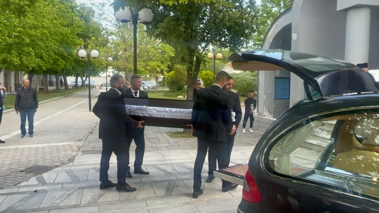 Το φέρετρο της 52χρονης που δολοφονήθηκε από τον 21χρονο γιο της στη Λάρισα