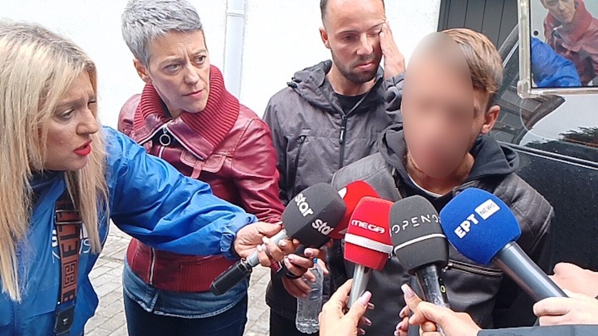 Ένας άνδρας δίνει μία συνέντευξη