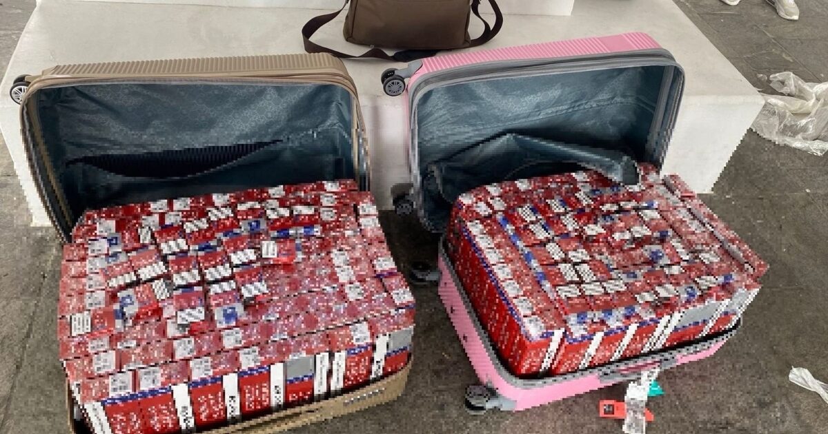 Mykonos: handcuffs to 2 Egyptians who carried 72,000 smuggling cigarettes to Piraeus