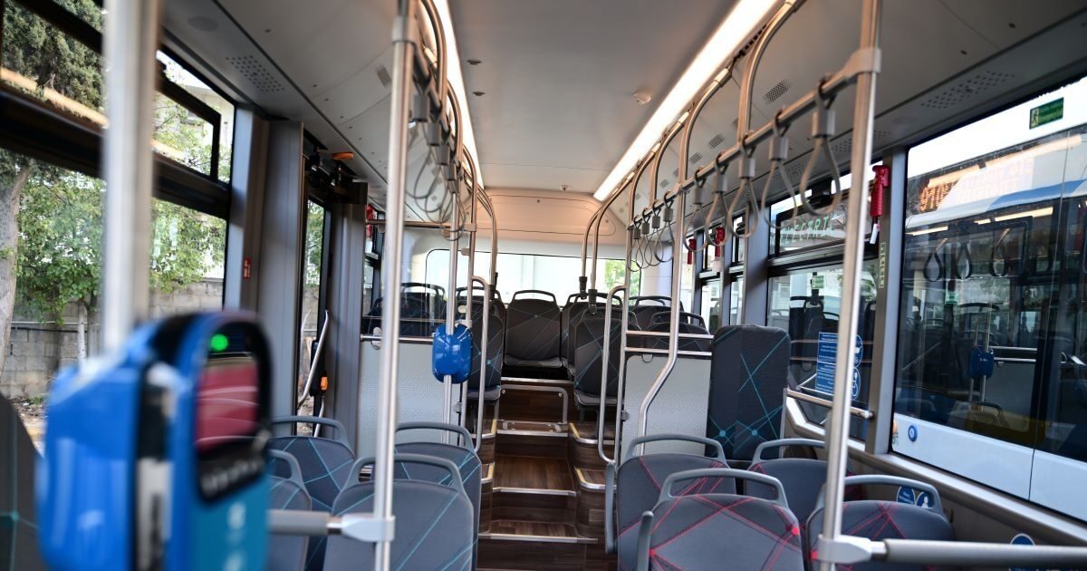 Athens: Car Driver Break with Pabizen Bus Fist – Try to break with kicks and doors