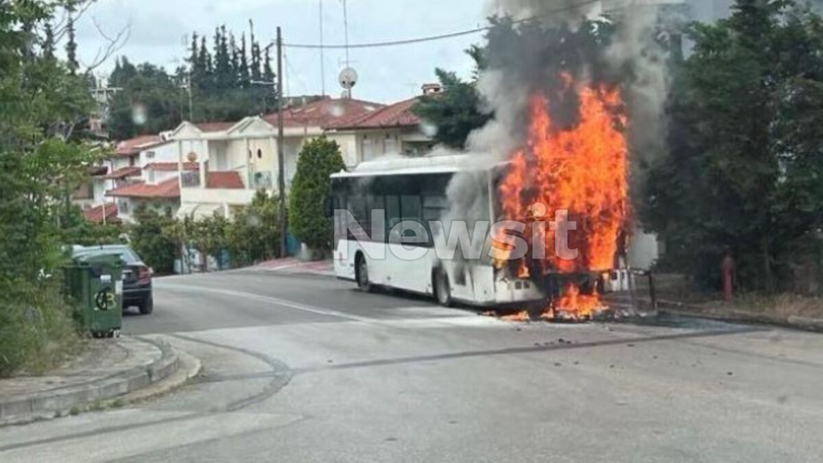 Λεωφορείο έχει τυλιχτεί στις φλόγες στο Πανόραμα