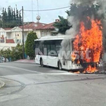 Λεωφορείο έχει τυλιχτεί στις φλόγες στο Πανόραμα