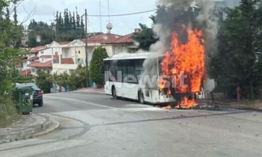 Λεωφορείο έχει τυλιχτεί στις φλόγες στο Πανόραμα