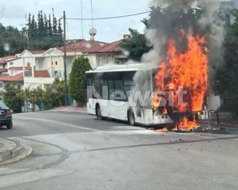 Θεσσαλονίκη: Λεωφορείο πήρε φωτιά εν κινήσει – Πρόλαβαν να βγουν οι επιβάτες