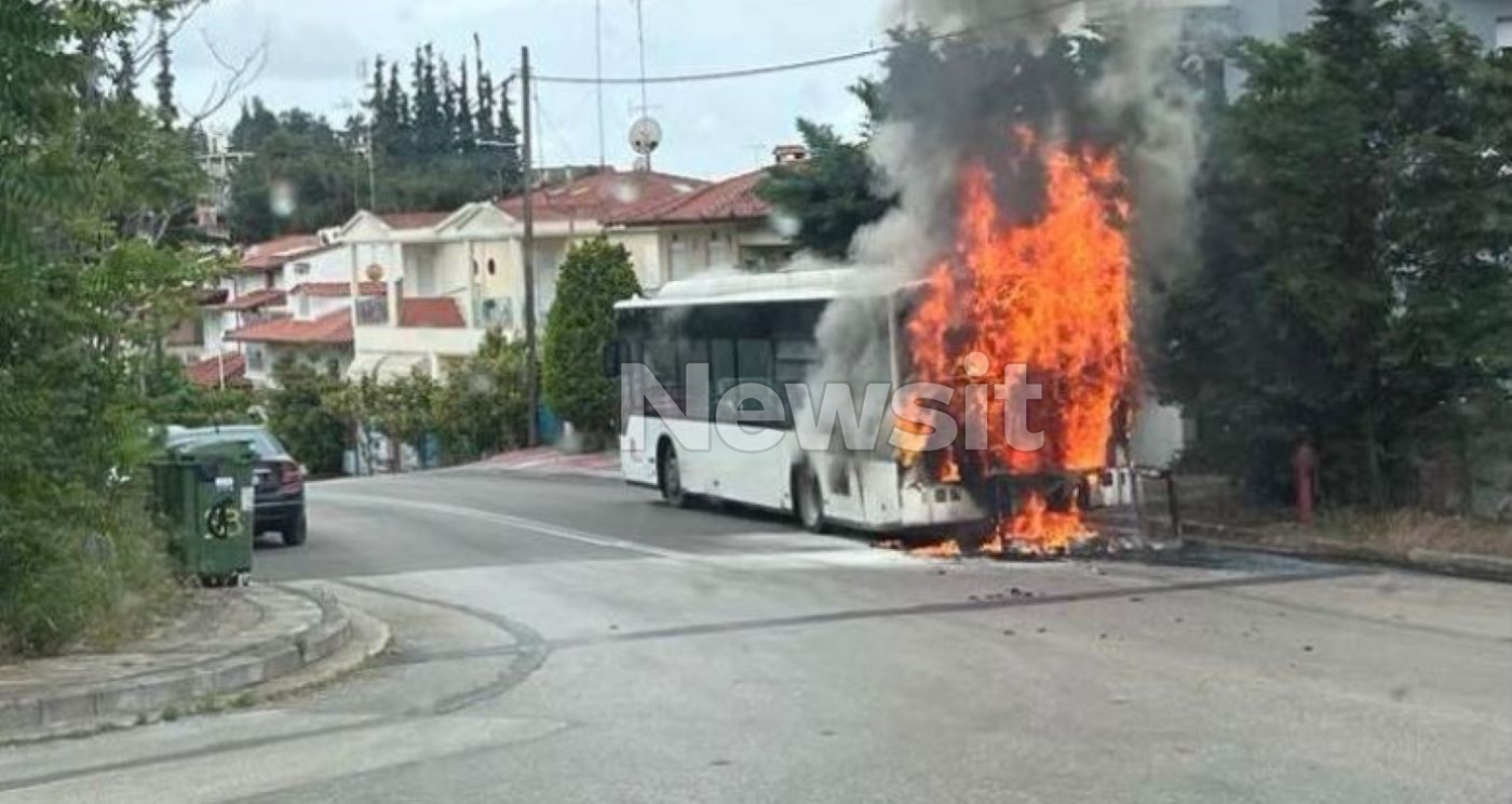 Λεωφορείο έχει τυλιχτεί στις φλόγες στο Πανόραμα