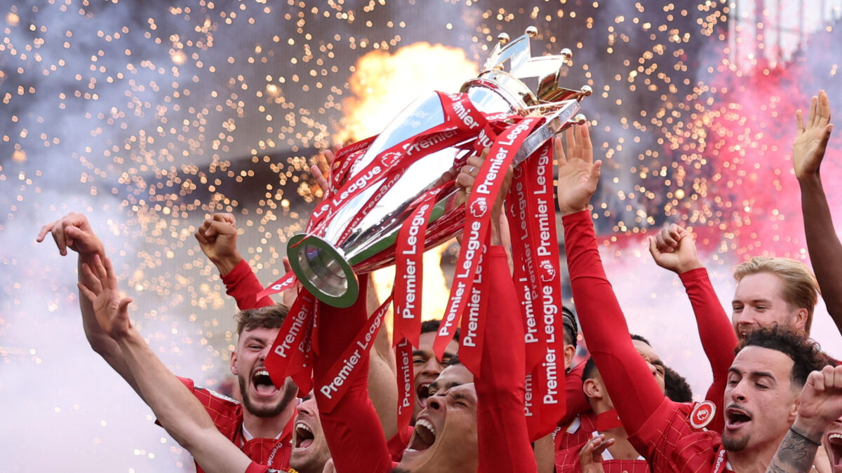 Ο Βαν Ντάικ σηκώνει την κούπα της Premier League
