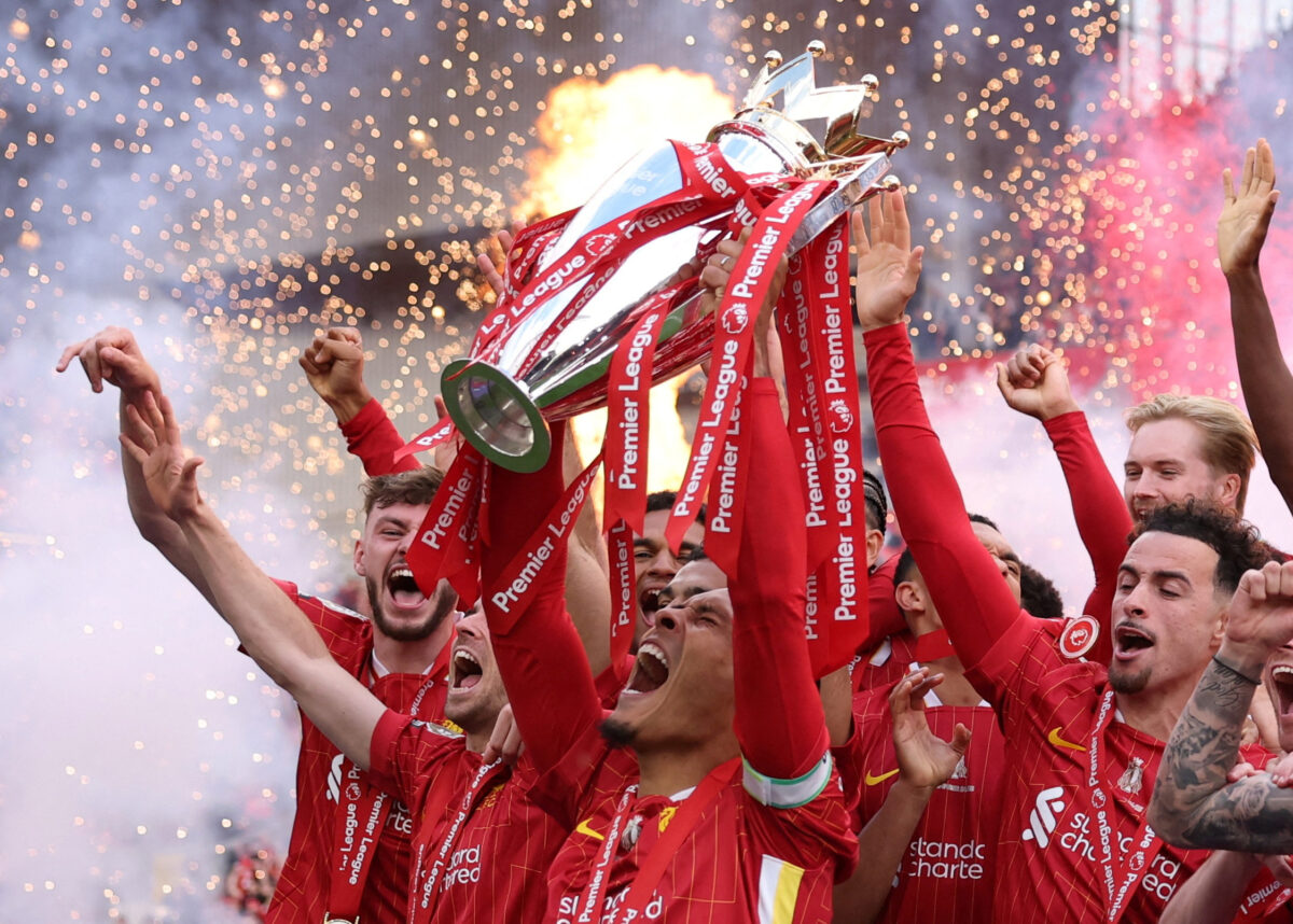 Ο Βαν Ντάικ σηκώνει την κούπα της Premier League