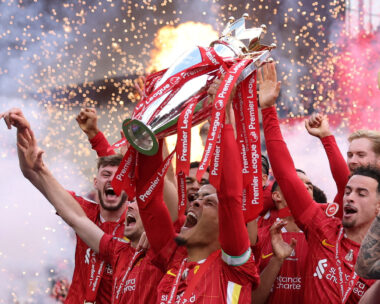 Ο Βαν Ντάικ σηκώνει την κούπα της Premier League