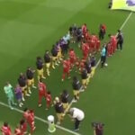 Oι παίκτες της Κρίσταλ Πάλας κάνουν pasillo σε εκείνους της Λίβερπουλ