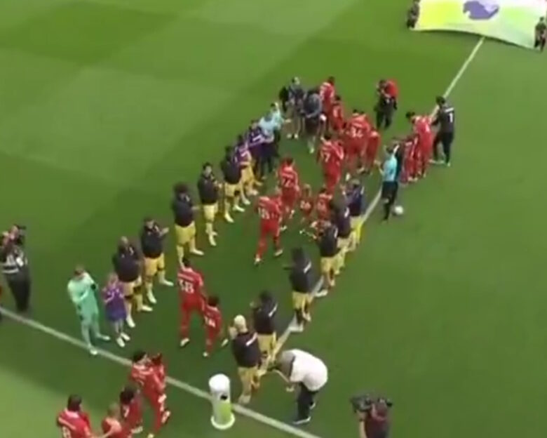 Premier League: Ιστορικές στιγμές στο Λίβερπουλ – Κρίσταλ Πάλας με τη μια ομάδα να κάνει pasillo στην άλλη