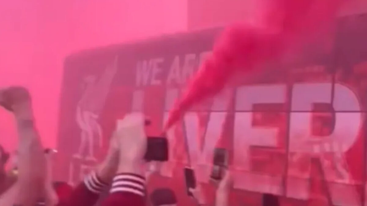Oι οπαδοί της Λίβερπουλ έξω από το «Anfield»